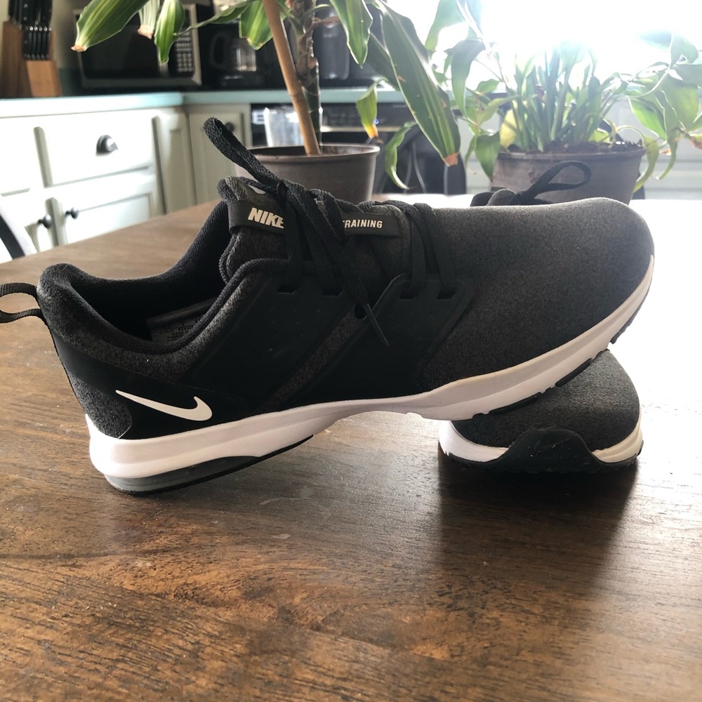 LIKE NEW ‼️ Nike 9 1/2